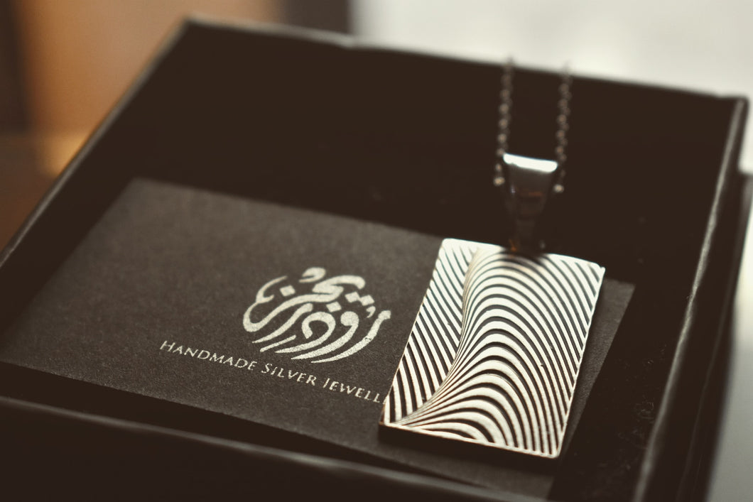 Optical illusion necklace